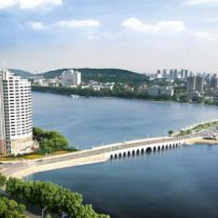 Hongyi Hotel Wuhan Esterno foto